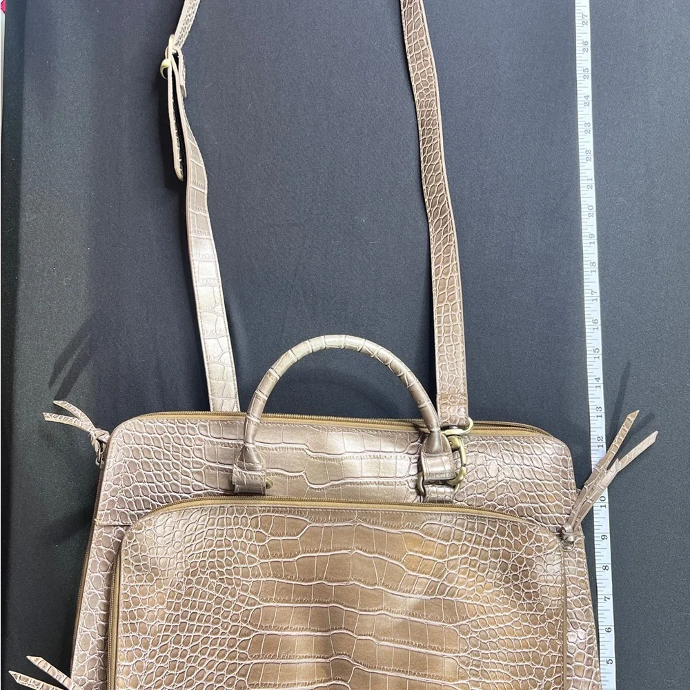 GAL Gold Faux Alligator Patent Leather Zipper Laptop/Computer Hand Bag/Purse EUC